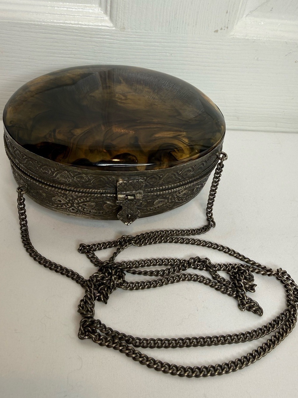 ASOS OVAL SHAPED METAL CROSSBODY PURSE - Picture 3 of 15